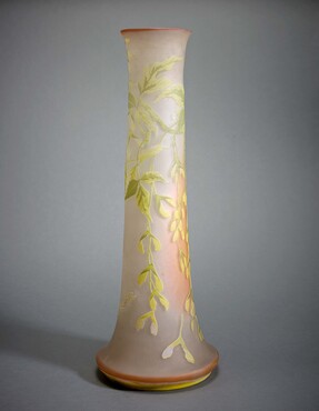 Emile Gallé (1846-1904), uitvoering Atelier Gallé, Nancy, Vaas met decor van blauwe regen, ca. 1904-1906, in de vorm geblazen, geëtst glas, h. 62,5 cm, Kunstmuseum Den Haag