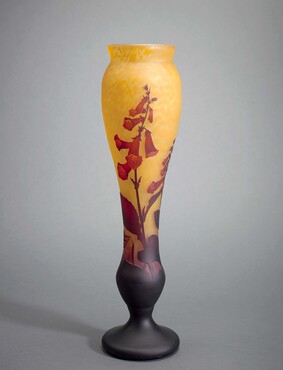 Daum Frères, Vaas met decor van een vingerhoedskruid, ongedateerd, in de vorm geblazen, geëtst glas, h. 54,5 cm, Kunstmuseum Den Haag