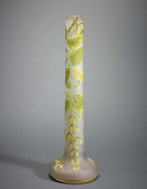 Emile Gallé (1846-1904), uitvoering Atelier Gallé, Nancy, Vaas met decor van bladertakken, ca. 1904-1906, in de vorm geblazen, geëtst glas, h. 58,5 cm, Kunstmuseum Den Haag
