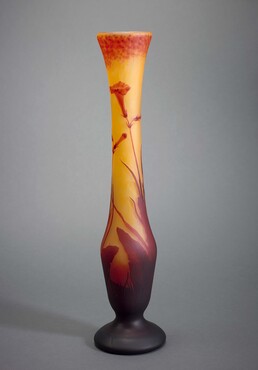 Daum Frères, Vaas met decor van een tabaksplant, ca. 1904-1906, in de vorm geblazen, geëtst glas, h. 59 cm, Kunstmuseum Den Haag