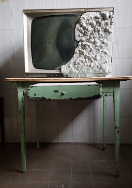 Wolf Vostell, Endogene Depression Version Los Angeles, 1980. Cement op TV op tafel , 125 x 90 x 60 cm, THE WOLF VOSTELL ESTATE