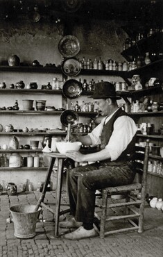 Hein Andrée working in the ‘witch’s cauldron’, the corner of his workshop where he kept his pigments and chemicals.