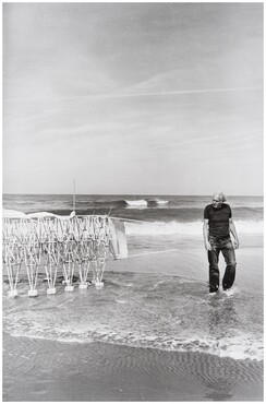 Theo Jansen aan de waterlijn met de ADULARI  2012 Stille strand. (Den Haag) Foto: Lena Herzog