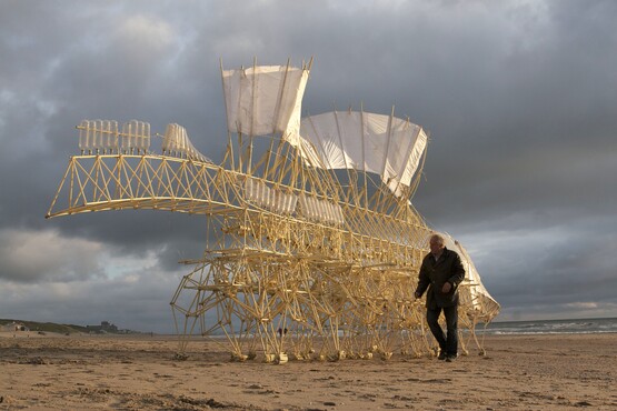 Theo Jansen, Animaris Umerus, Scheveningen 2009. Photo: Loek van der Klis