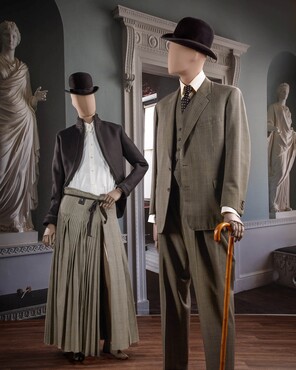 Hedi Slimane for Dior, Jas en mannenrok, ca. 2003-2004; Het Jagershuis, Driedelig pak, ca. 1955-1965, Kunstmuseum Den Haag. Foto: Alice de Groot