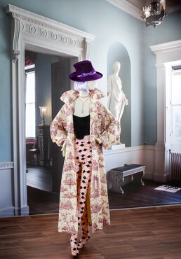 Vivienne Westwood, Jas (1996), korset, legging en halsketting (ca. 2010); Philip Traecy, Trible Hat, ca. 1995-1999, Kunstmuseum Den Haag. Foto: Alice de Groot