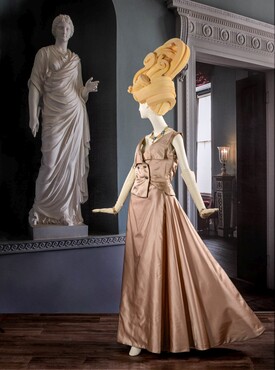 Vivienne Westwood, Evening dress, ca. 1995, Kunstmuseum Den Haag. Photo: Alice de Groot