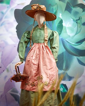 Redingote dress, apron,  ca. 1825-1830, Kunstmuseum Den Haag. Photo: Alice de Groot