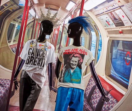 Katherine Hamnett, T-shirt ‘Cancel Brexit’ (2018) en broek (ca. 1980-1990); T-shirt ‘We are all prostitutes’, ca. 1982/1983, Kunstmuseum Den Haag. Foto: Alice de Groot