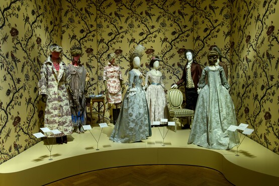 Image room ‘Royals & Rebels – British Fashion. Photographer: Mike Bink