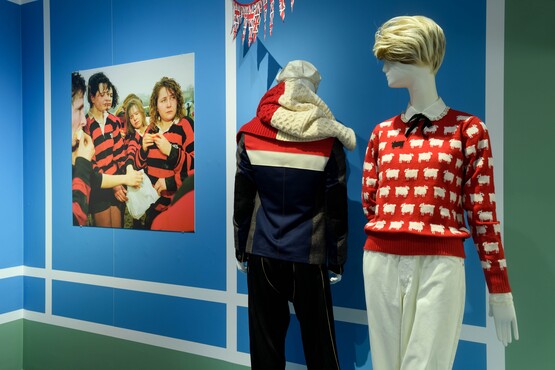 Image room ‘Royals & Rebels – British Fashion. Photographer: Mike Bink