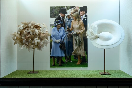 Image room ‘Royals & Rebels – British Fashion. Photographer: Mike Bink