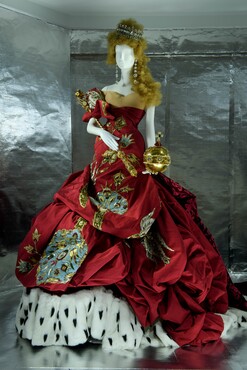 Image room ‘Royals & Rebels – British Fashion. Photographer: Mike Bink