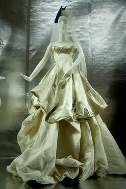 Image room ‘Royals & Rebels – British Fashion. Photographer: Mike Bink