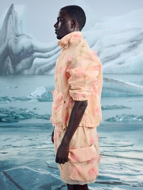 Simone Rocha, Set met bloemen in print en 3D-applicaties,  lente/zomercollectie 2025, Fotografie: Jasper Abels   Art Direction: Maarten Spruyt Technische assistentie: Alex Berger Jiby @ Republic Men  Achtergrond decor met ijs op basis van natuurfoto’s van Tineke van der Pouw Kraan