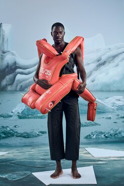 Craig Green, Ensemble met sculptuur, lente/zomercollectie 2024, bruikleen Craig Green, Londen. Fotografie Jasper Abels, art direction Maarten Spruyt, model Jiby @ Republic Men, assistentie fotografie Alex Berger, haar en make-up Anita Jolles, fotografie in decor Tineke van der Pouw Kraan 