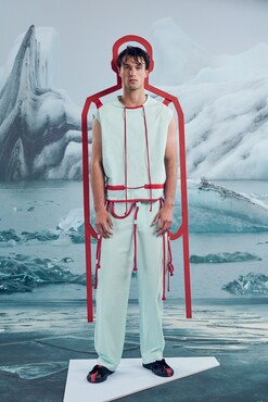 Craig Green, ensemble, lente/zomercollectie 2019, geïnspireerd door kleding zorgmedewerkers bruikleen Craig Green, Londen. Fotografie Jasper Abels, art direction Maarten Spruyt, model Kaj @ Republic men, assistentie fotografie Alex Berger, haar en make-up Anita Jolles, fotografie in decor Tineke van der Pouw Kraan 