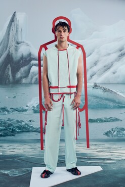 Craig Green, ensemble, lente/zomercollectie 2019, geïnspireerd door kleding zorgmedewerkers en met ‘aura’ door David Curtis-Ring, bruikleen Craig Green, Londen, Fotografie: Jasper Abels   Art Direction: Maarten Spruyt Technische assistentie: Alex Berger Kaj @ Republic Men  Achtergrond decor met ijs op basis van natuurfoto’s van Tineke van der Pouw Kraan Courtesy: Craig Green, Londen