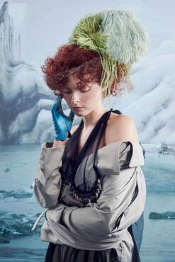 Ensemble Maison Margiela Artisanal Co-Ed Collection ontwerp John Galliano, spring-summer 2020. Fotografie Jasper Abels, art direction Maarten Spruyt, model Elza @ Exuberance model management, assistentie fotografie Alex Berger, haar en make-up Anita Jolles, fotografie in decor Tineke van der Pouw Kraan