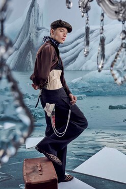 Model Julius @ The Troopers poseert in een ensemble met korset van John Galliano voor Maison Margiela’s Artisanal Co-Ed collectie lente/zomer 2024, gefotografeerd in een ijzig decor.