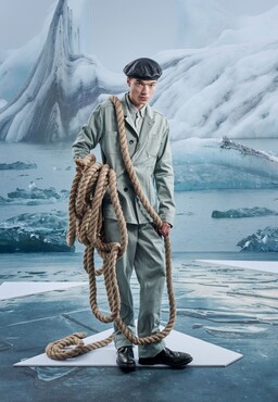 Bonne Suit, Ensemble geïnspireerd op werkkleding, Amsterdam lente/zomer 2025. Fotografie Jasper Abels, art direction Maarten Spruyt, model Julius @ The Troopers, assistentie fotografie Alex Berger, haar en make-up Anita Jolles, fotografie in decor Tineke van der Pouw Kraan  