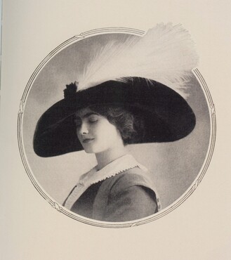 Gabrielle ‘Coco’ Chanel, Hoed in moderne stijl, in: Comoedia Illustré, Kunstmuseum Den Haag 1 oktober 1910