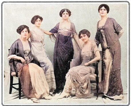 Vijf mannequins van modehuis Lucile in Londen en New York, circa 1910. Ze poseren in elegante japonnen met rijke stoffen, kant en mooie details. Foto via ANP Photo / Mary Evans Picture Library.
