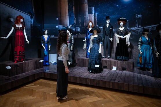  Zaaloverzicht Titanic & Fashion - The Last Dance, Kunstmuseum Den Haag, foto Franck Doho