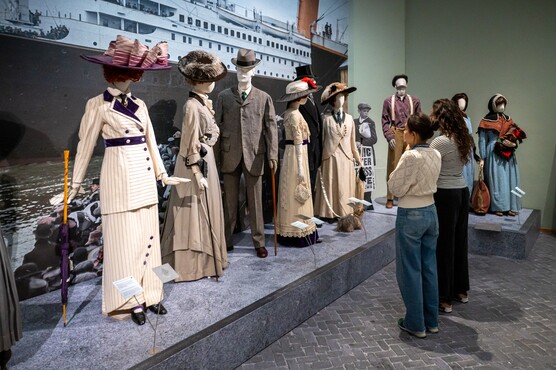  Zaaloverzicht Titanic & Fashion - The Last Dance, Kunstmuseum Den Haag, foto Franck Doho
