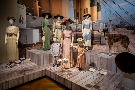  Zaaloverzicht Titanic & Fashion - The Last Dance, Kunstmuseum Den Haag, foto Franck Doho