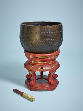 Keisu, sound bowl from Japan, 1844, Kunstmuseum Den Haag, photo Alice de Groot