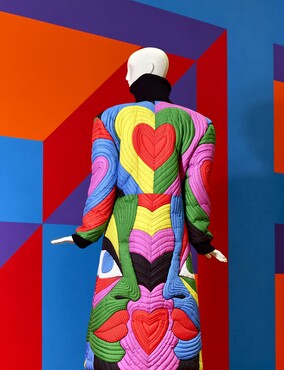 Charles de Vilmorin, Jas, 2020, patchwork, Kunstmuseum Den Haag. Fotografie: Alice de Groot