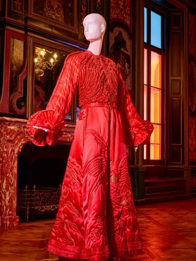 Fong Leng, Mantel ‘Velazquez’, gedragen door Mathilde Willink, 1974, in stijlkamers Kunstmuseum Den Haag. Fotografie: Alice de Groot