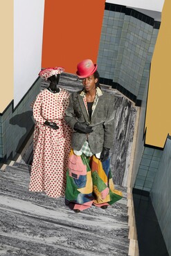 Denzel Veerkamp, Outfit geïnspireerd door de koto en Surinaamse kleedtradities, 2023, bruikleen. Koto en angisa, Suriname, ca. 1900, Kunstmuseum Den Haag. Sabrina Bongiovanni / Kunstmuseum Den Haag      art direction: Maarten Spruyt, styling: Pablo Salvador Willemars, assistentie fotografie: Louis Oomes, visagie: Katinka Gernant, haar: Pascale den Dikkenboer, model: Osayi @ The Fashion Composers 