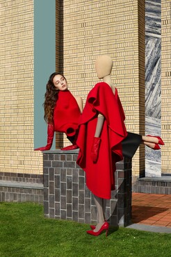 Joseph William Raidt, Ensemble, 2025, loan. Frans Molenaar, Circle cape, spring 1977, wool, Kunstmuseum Den Haag. Photo: Sabrina Bongiovanni / Kunstmuseum Den Haag, art direction: Maarten Spruyt, styling: Pablo Salvador Willemars, assistentie fotografie: Louis Oomes visagie: Katinka Gernant haar: Pascale den Dikkenboer model: Martha G. @ The Fashion Composers