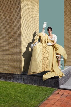 Robe à la française, silk, ca. 1760-1770 (made from dress ca. 1750-1760) in collectie since 1951, Kunstmuseum Den Haag. Tess van Zalinge, Ensemble with  crinoline, 2022. Photo: Sabrina Bongiovanni / Kunstmuseum Den Haag  art direction: Maarten Spruyt, styling: Pablo Salvador Willemars, assistentie fotografie: Louis Oomes, visagie: Katinka, Gernant haar: Pascale den Dikkenboer, model: Yulia  @ The Fashion Composers