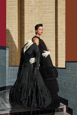 ULKUHANBATHUAN,  Jurk, collectie  winnaar Frans  Molenaar Prijs  2015, bruikleen    Christian Dior (ontwerp) / Sartoria  Giunta Milaan (uitvoering), Cocktailjurk ‘San  Francisco’, najaar 1955, zijde, Kunstmuseum Den  Haag. Sabrina  Bongiovanni /  Kunstmuseum  Den Haag    art direction:  Maarten  Spruyt,  styling: Pablo  Salvador  Willemars,    assistentie  fotografie:  Louis Oomes  visagie:  Katinka  Gernant  haar: Pascale  den  Dikkenboer  model: Diede  @ The  Fashion  Composers 