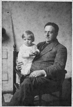 Anonieme fotograaf, Bart van der Leck met dochter op schoot, 1915. RKD – Nederlands Instituut voor Kunstgeschiedenis.