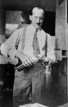 André Kertész, Piet Mondriaan in zijn atelier, Parijs, 1926. Collectie RKD – Nederlands Instituut voor Kunstgeschiedenis 