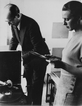 Eugene Lux, Piet Mondrian and Gwen Lux in Mondrian’s studio, Paris, May 1934. Collection RKD – Netherlands Institute for Art History.