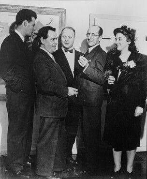 Lisette Model, Opening van de tentoonstelling ‘Masters of Abstract Art’ in Helena Rubensteins New Art Center, New York, 1 april 1942. Collectie RKD – Nederlands Instituut voor Kunstgeschiedenis.