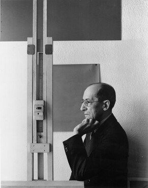 Arnold Newman, Piet Mondriaan in zijn atelier, New York, 1942. Collectie RKD – Nederlands Instituut voor Kunstgeschiedenis.