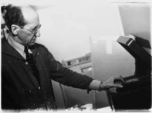 Fritz Glarner, Piet Mondriaan in zijn atelier, 353 East 56th Street, New York, 1943. Collectie RKD – Nederlands Instituut voor Kunstgeschiedenis.