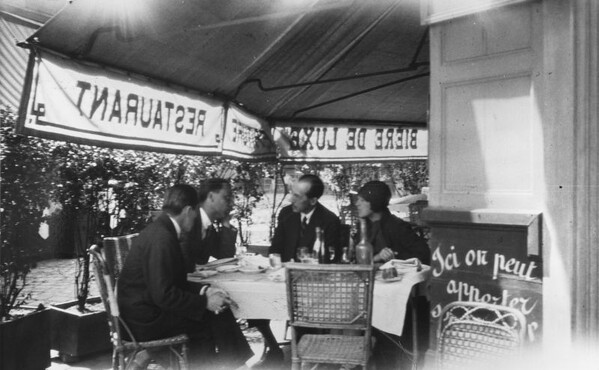 Alfred Roth, Mart Stam, Piet Mondriaan en een vriendin van Stam in gesprek op een terras, 1928. Fotograaf: Alfred Roth. Archief Herbert Henkels, RKD Den Haag – Nederlands Instituut voor Kunstgeschiedenis