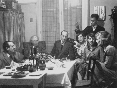 Zondagbijeenkomst van de groep Cercle et Carré, in Michel Seuphors atelier te Vanves, 1930. Collectie RKD Den Haag – Nederlands Instituut voor Kunstgeschiedenis