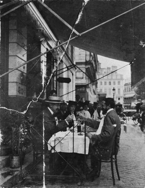 Piet Mondriaan en Simon Maris dinerend in Bordeaux, tijdens een reis naar Spanje. Foto gemaakt door Frits Bodenheim, september 1903. Collectie RKD Den Haag – Nederlands Instituut voor Kunstgeschiedenis