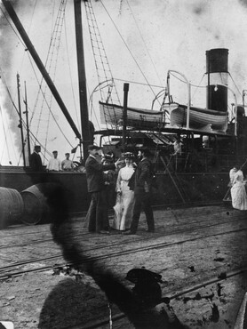 Simon Maris, Wies Bodenheim, Mies van de Water en Piet Mondriaan voor vertrek van een reis naar Spanje per schip.Simon Maris, Wies Bodenheim, Mies van de Water en Piet Mondriaan voor vertrek van een reis naar Spanje per schip. Foto gemaakt door Frits Bode
