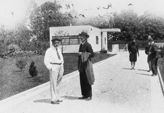 Piet Mondriaan en Mr. Stein de Monzie bij de ingang van Le Corbusiers Villa Stein-de Monzie in Garches, juli 1928. Collectie RKD Den Haag – Nederlands Instituut voor Kunstgeschiedenis