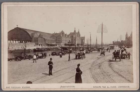 A. Jager, Prins Hendrikkade en Open Havenfront gezien in oostelijke richting, links het Centraal Station, ca.1890. Stadsarchief Amsterdam