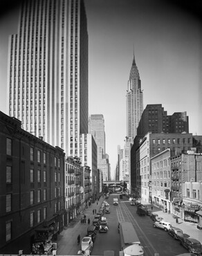 Foto van 42nd street, westelijke richting vanaf 2nd avenue, Chrysler building rechts, ca. 1935-1941. New York City Municipal Archives.